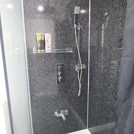 Modern 3 Bedroom 2 Bathroom Free Wifi Location Holiday home Middlesbrough