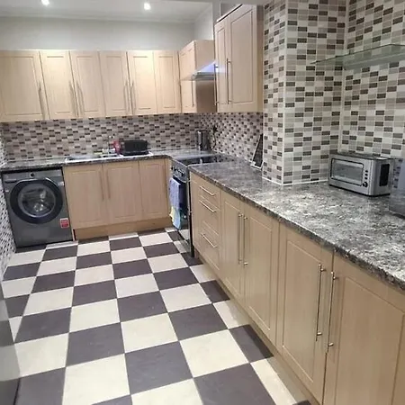 Modern 3 Bedroom 2 Bathroom Free Wifi Location Holiday home *