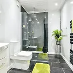 Modern 3 Bedroom 2 Bathroom Free Wifi Location بيت للعطل *