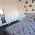 Modern 3 Bedroom 2 Bathroom Free Wifi Location *