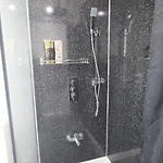 Modern 3 Bedroom 2 Bathroom Free Wifi Location بيت للعطل مدليسبره