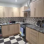 Modern 3 Bedroom 2 Bathroom Free Wifi Location * مدليسبره