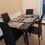 Modern 3 Bedroom 2 Bathroom Free Wifi Location بيت للعطل مدليسبره
