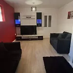 بيت للعطل Modern 3 Bedroom 2 Bathroom Free Wifi Location