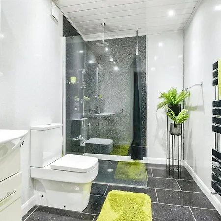 Modern 3 Bedroom 2 Bathroom Free Wifi Location 펜션 *