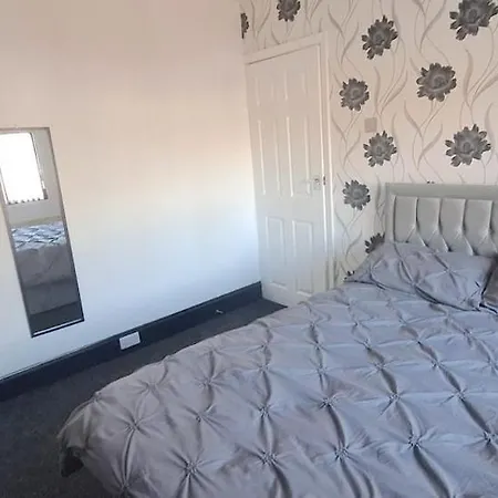 Modern 3 Bedroom 2 Bathroom Free Wifi Location *