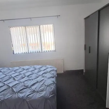 Modern 3 Bedroom 2 Bathroom Free Wifi Location