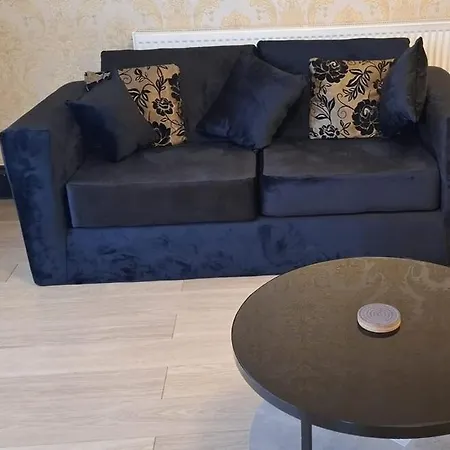 Modern 3 Bedroom 2 Bathroom Free Wifi Location بيت للعطل