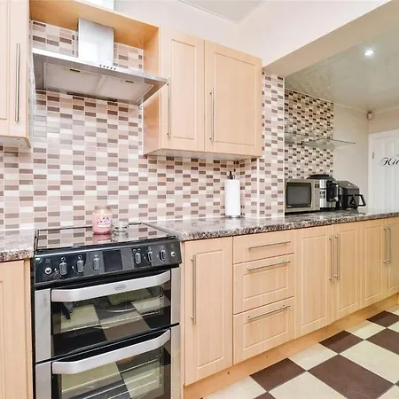 Modern 3 Bedroom 2 Bathroom Free Wifi Location 펜션 *