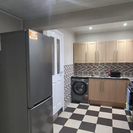 Modern 3 Bedroom 2 Bathroom Free Wifi Location 펜션 미들즈브러