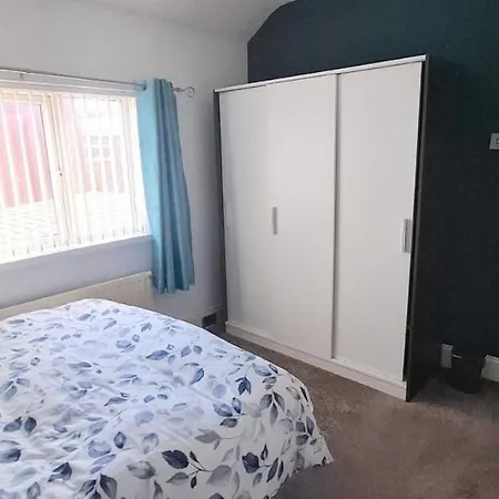 Modern 3 Bedroom 2 Bathroom Free Wifi Location Σπίτι διακοπών *